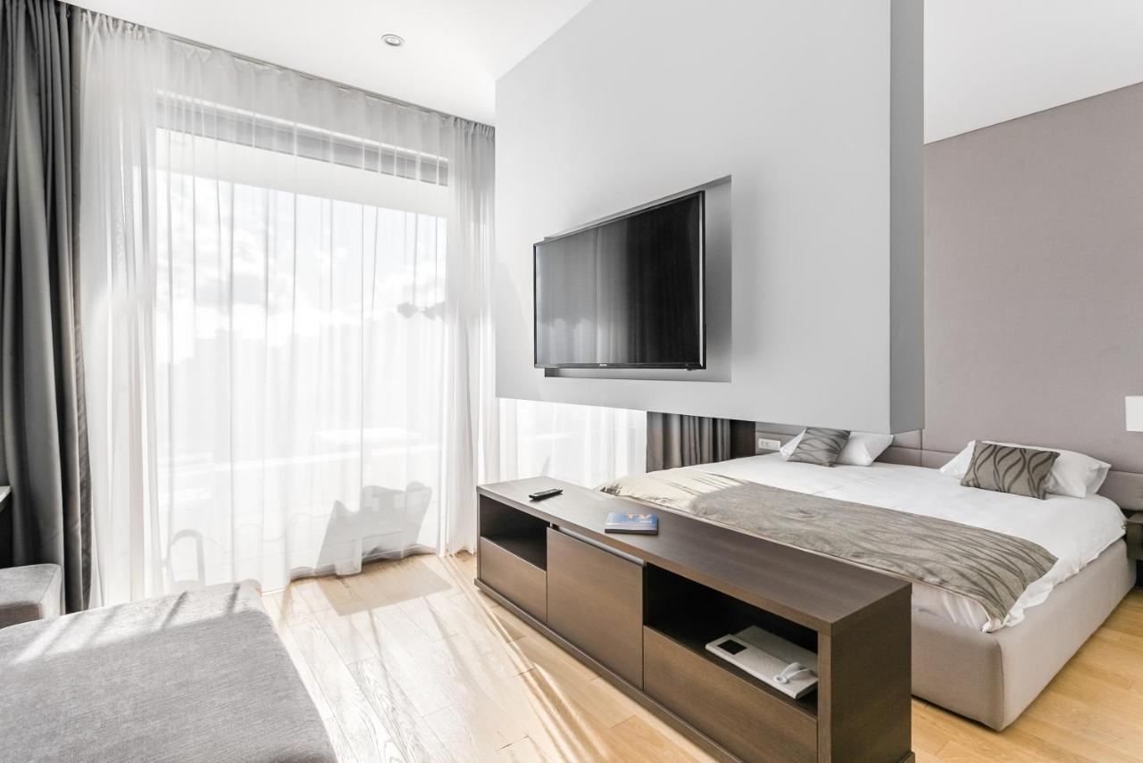 Lora In Apartman