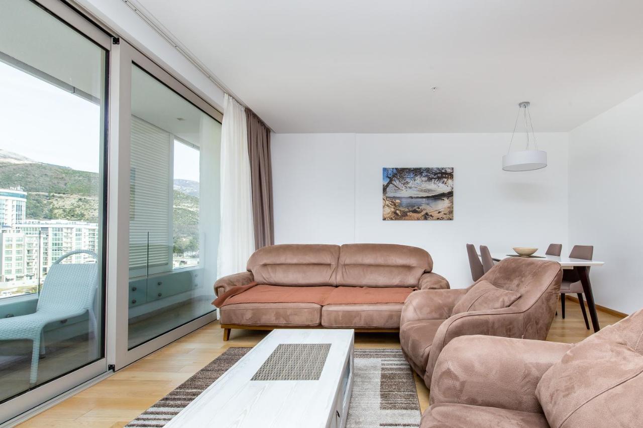 Lora In Apartman