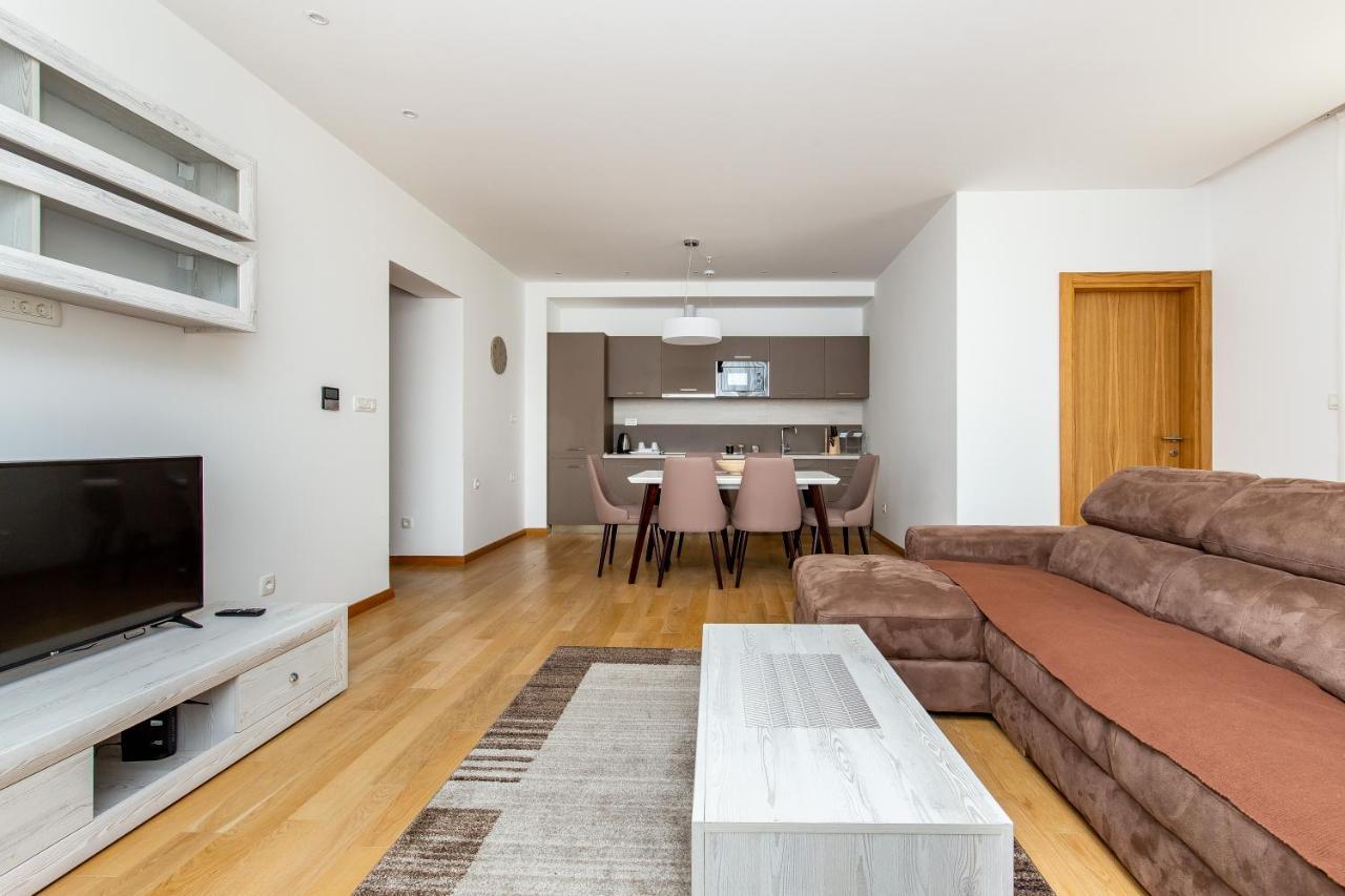 Lora In Apartman *