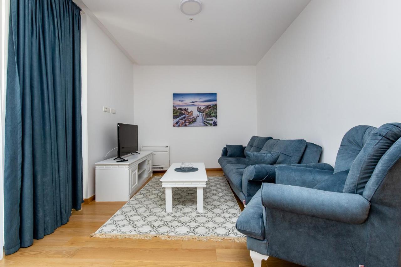 Lora In Apartman